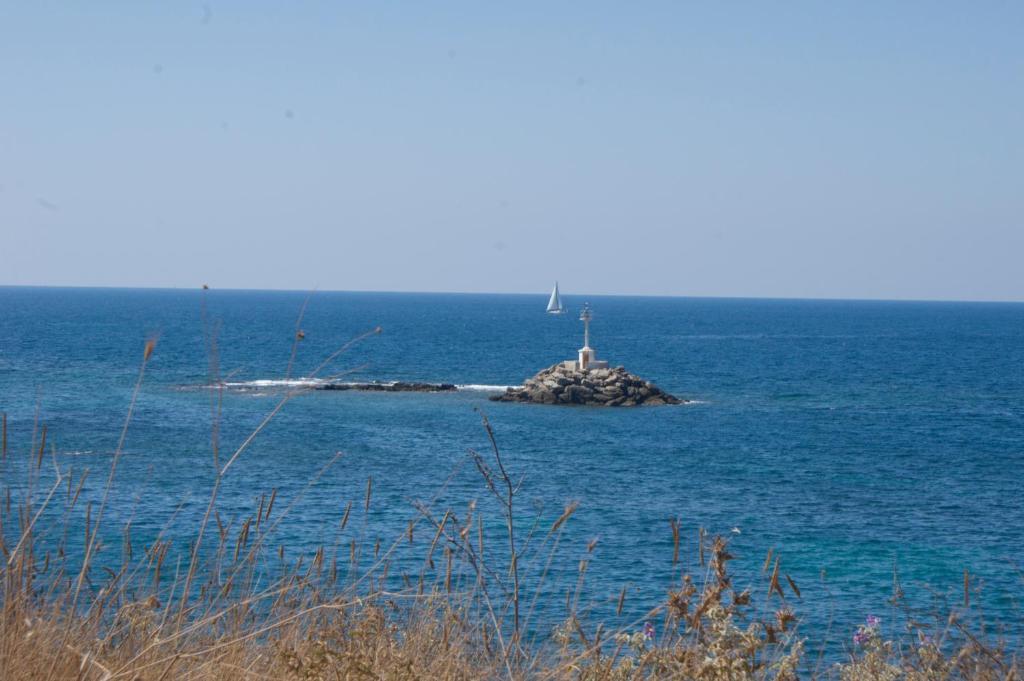 Dionisos Hotel ミティカス エクステリア 写真